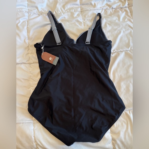 Elegant Black and White Women's One-Piece Swimsuit - Picture 6 of 12